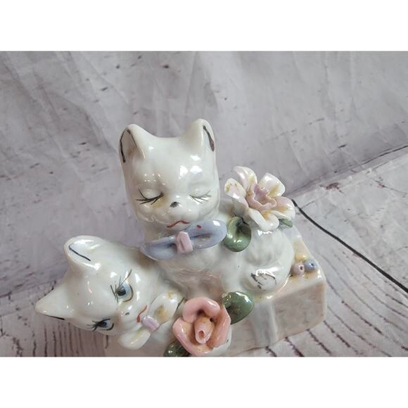 Vintage 4in Tall Cats Kittens W/ Flowers On A Present Figurine - Picture 4 of 9